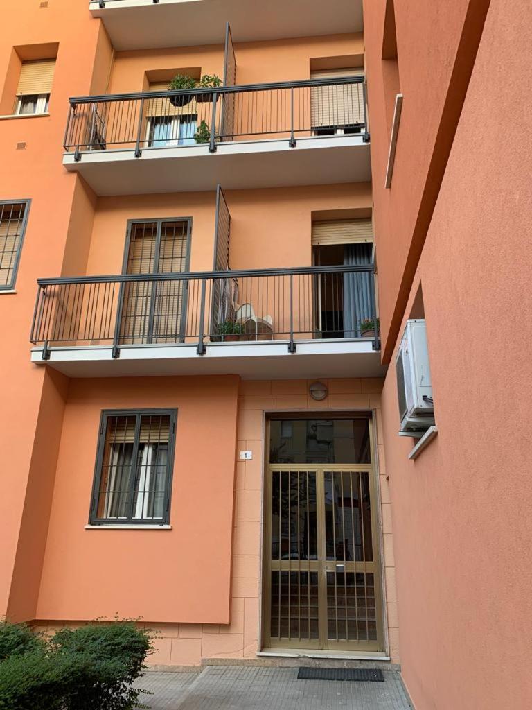 Comfortable Apartament 2 Bedroom Suitable 2-5 Pax ボローニャ エクステリア 写真